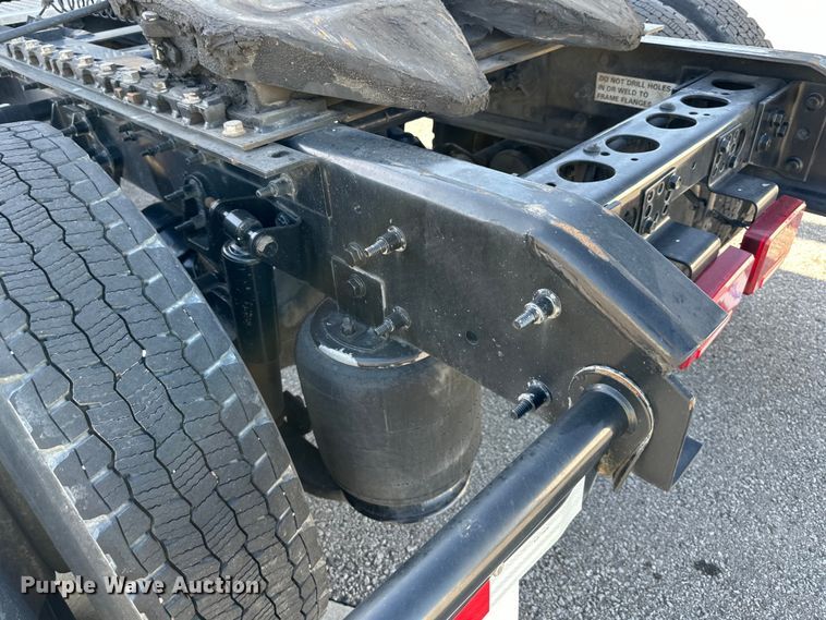 image for item NT9340 2018 International  LT semi truck