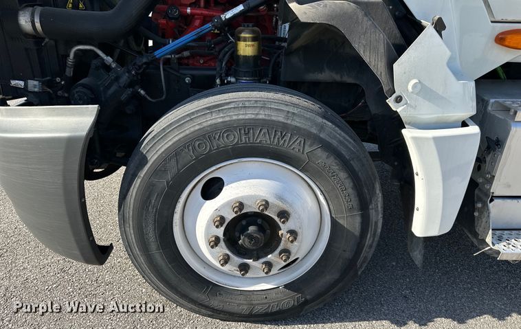 image for item NT9340 2018 International  LT semi truck