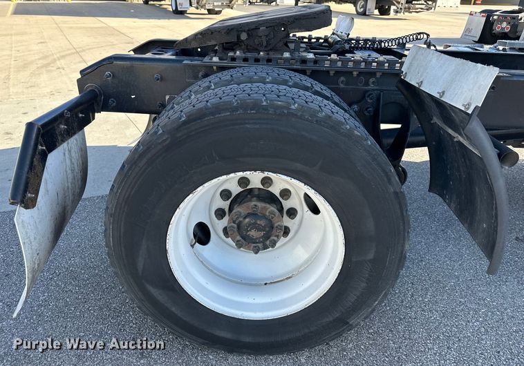 image for item NT9340 2018 International  LT semi truck