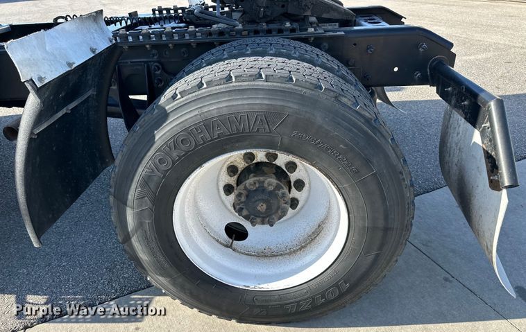 image for item NT9340 2018 International  LT semi truck