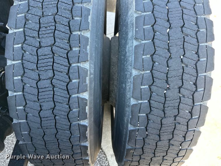 image for item NT9340 2018 International  LT semi truck