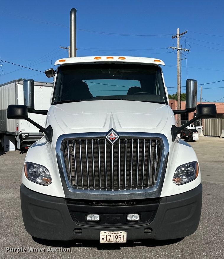 image for item NT9341 2018 International  semi truck