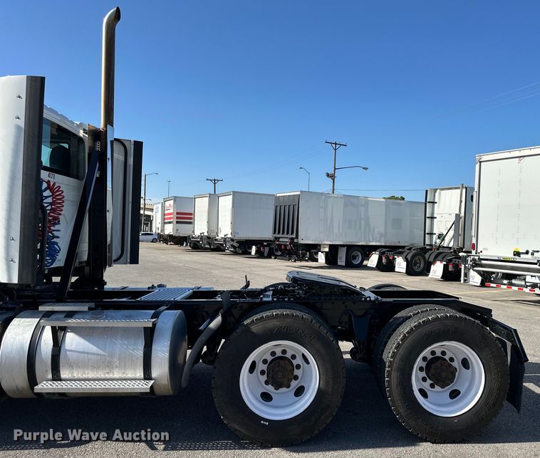 image for item NT9341 2018 International  semi truck