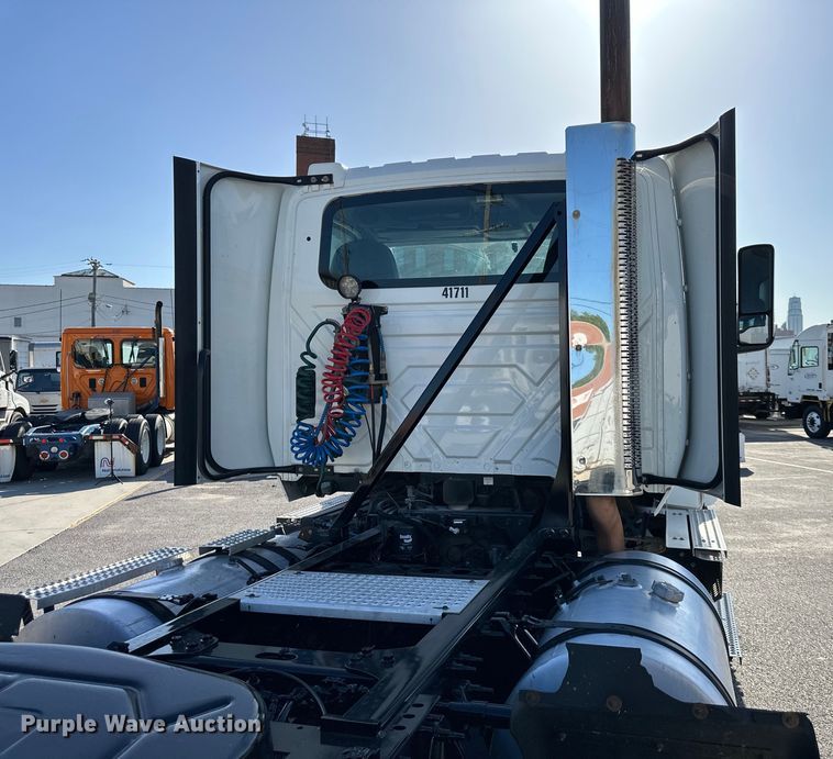 image for item NT9341 2018 International  semi truck