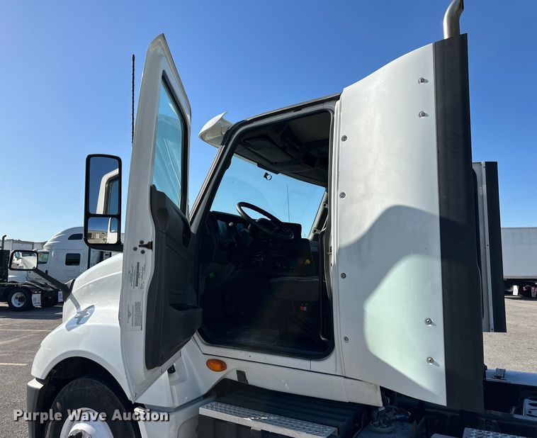 image for item NT9341 2018 International  semi truck