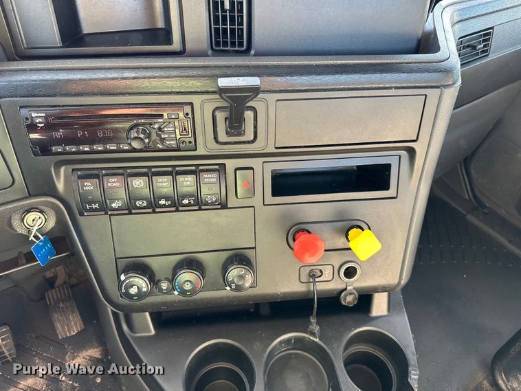 image for item NT9341 2018 International  semi truck