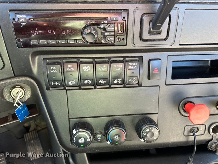 image for item NT9341 2018 International  semi truck