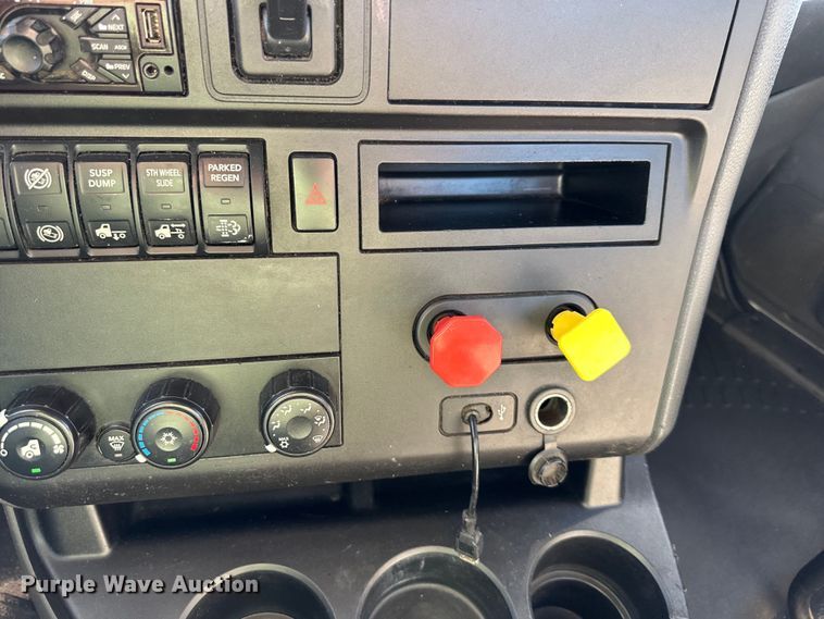 image for item NT9341 2018 International  semi truck