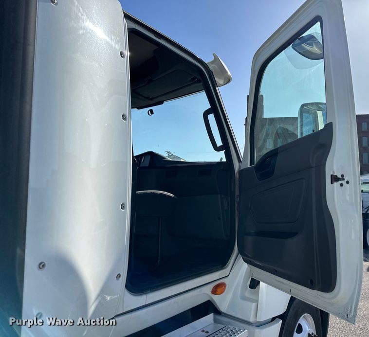 image for item NT9341 2018 International  semi truck