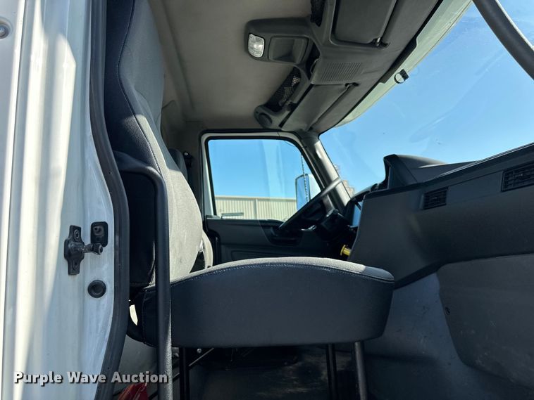 image for item NT9341 2018 International  semi truck