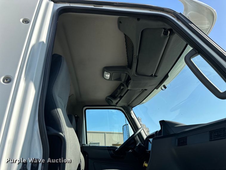 image for item NT9341 2018 International  semi truck