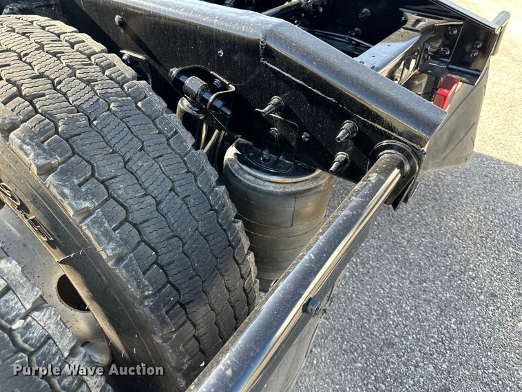 image for item NT9341 2018 International  semi truck