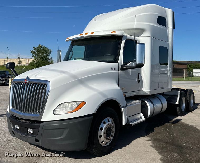 image for item NT9342 2018 International  LT semi truck