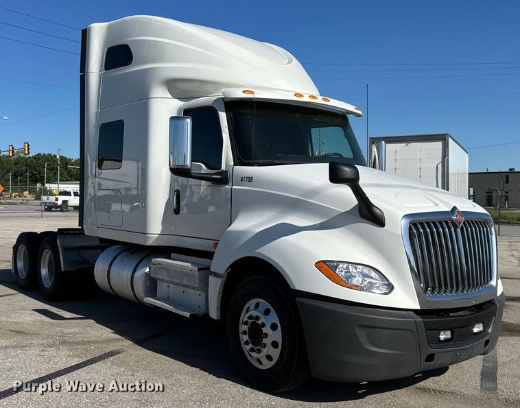 image for item NT9342 2018 International  LT semi truck