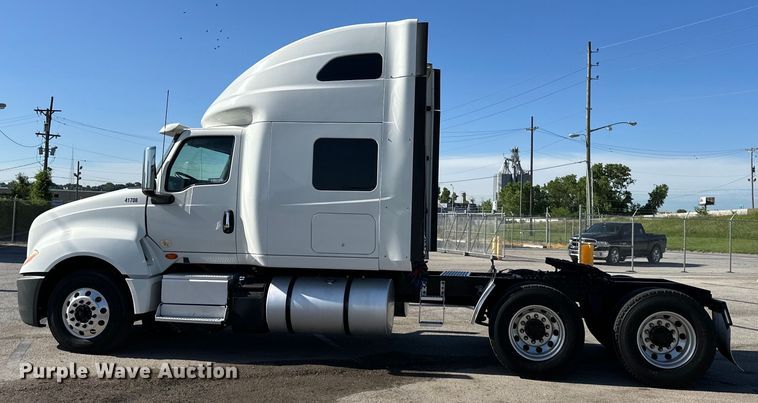 image for item NT9342 2018 International  LT semi truck