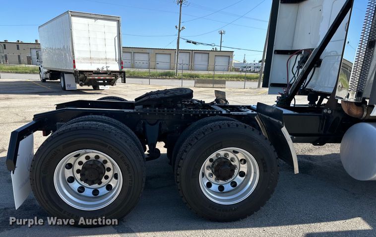 image for item NT9342 2018 International  LT semi truck