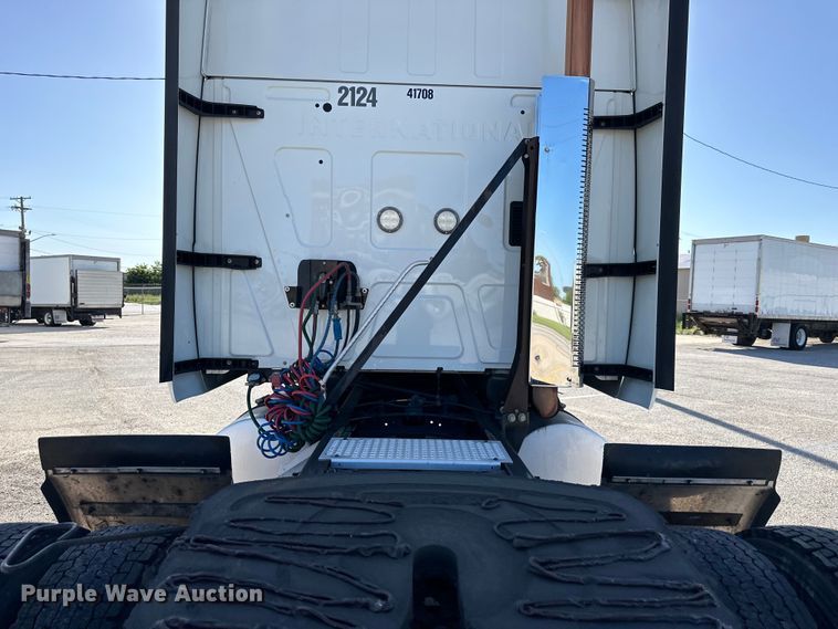 image for item NT9342 2018 International  LT semi truck