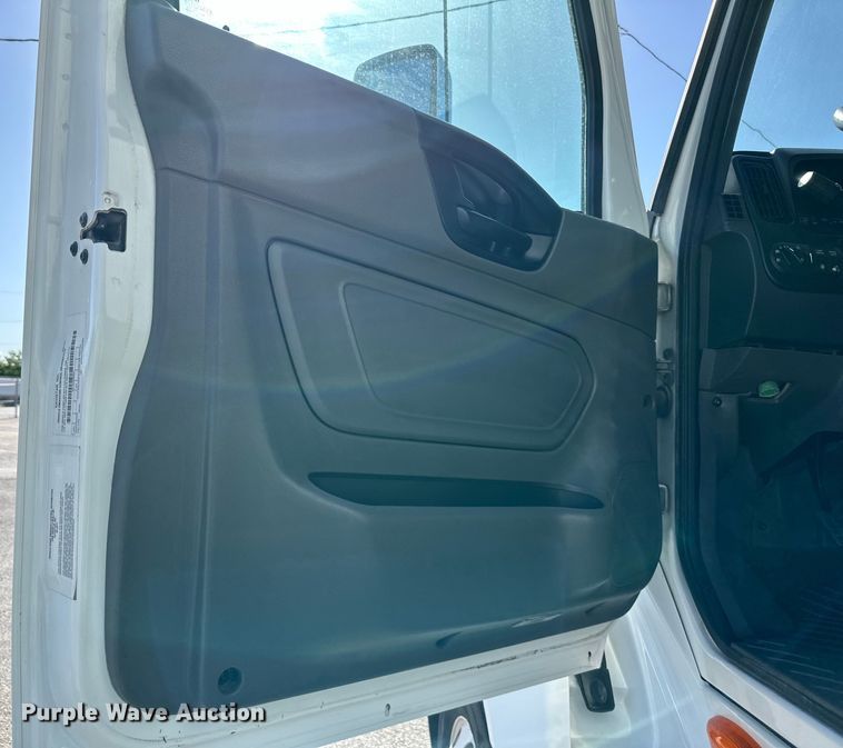 image for item NT9342 2018 International  LT semi truck