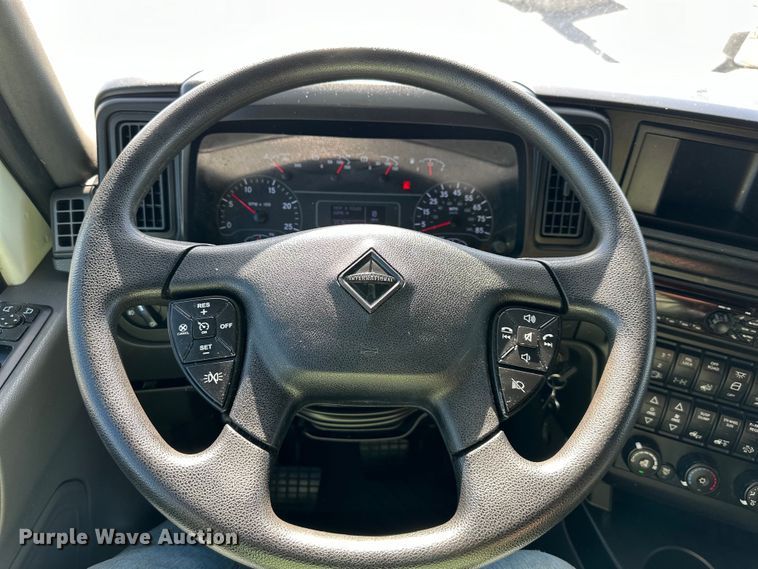 image for item NT9342 2018 International  LT semi truck