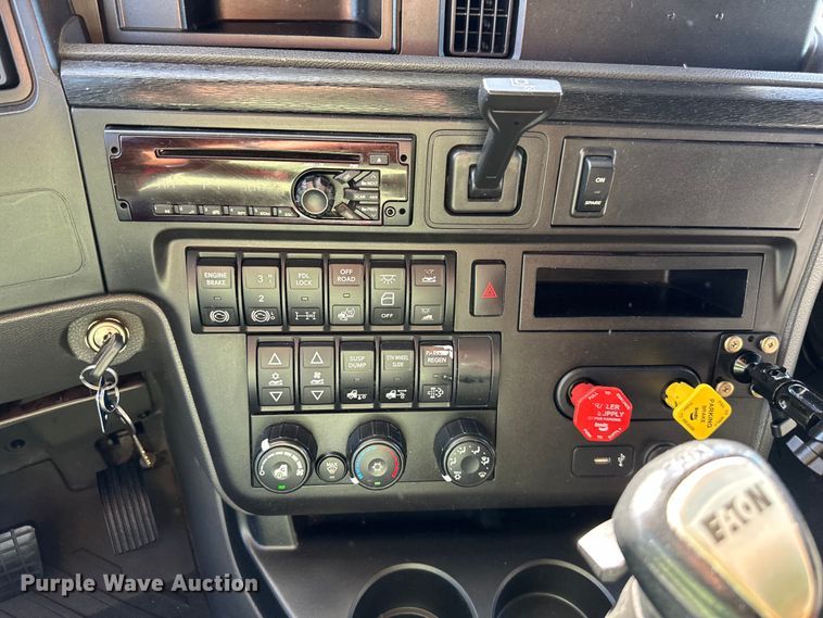 image for item NT9342 2018 International  LT semi truck