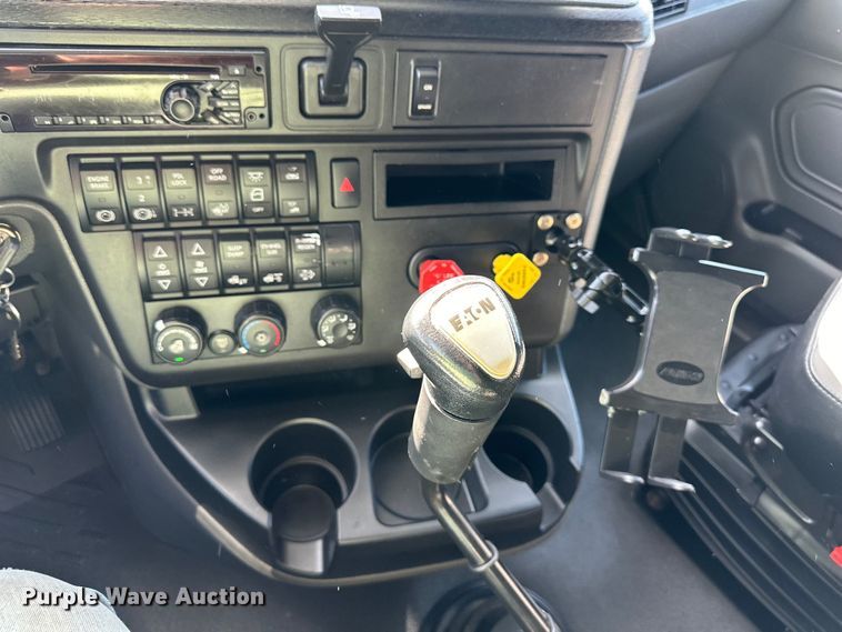 image for item NT9342 2018 International  LT semi truck