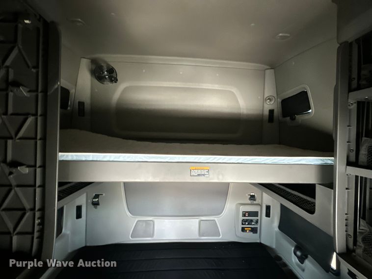 image for item NT9342 2018 International  LT semi truck