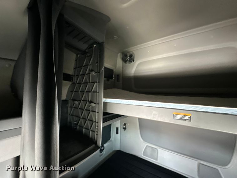 image for item NT9342 2018 International  LT semi truck