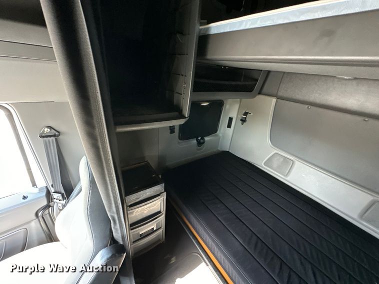 image for item NT9342 2018 International  LT semi truck