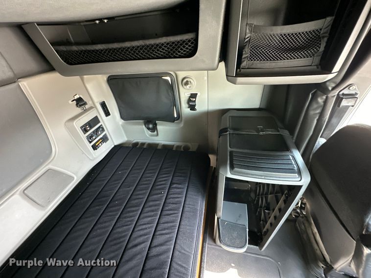 image for item NT9342 2018 International  LT semi truck