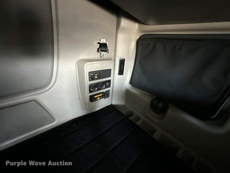 image for item NT9342 2018 International  LT semi truck