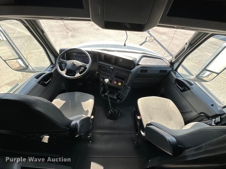 image for item NT9342 2018 International  LT semi truck