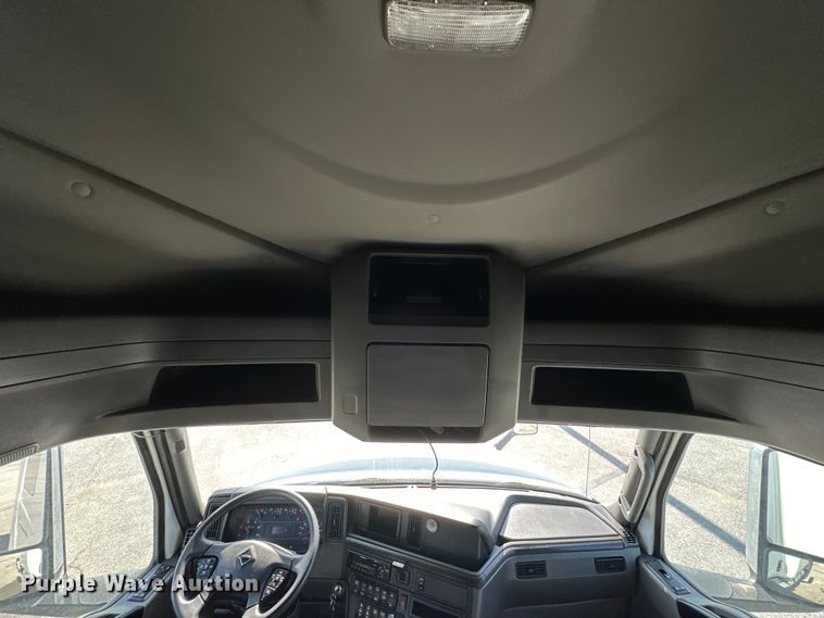 image for item NT9342 2018 International  LT semi truck