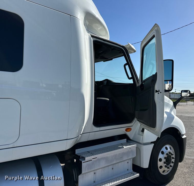 image for item NT9342 2018 International  LT semi truck