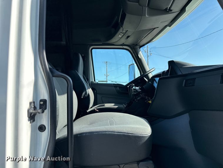 image for item NT9342 2018 International  LT semi truck