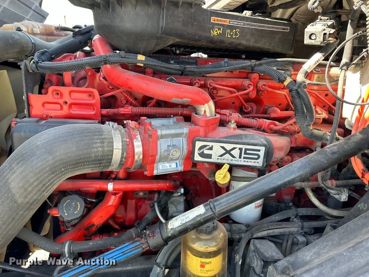 image for item NT9342 2018 International  LT semi truck