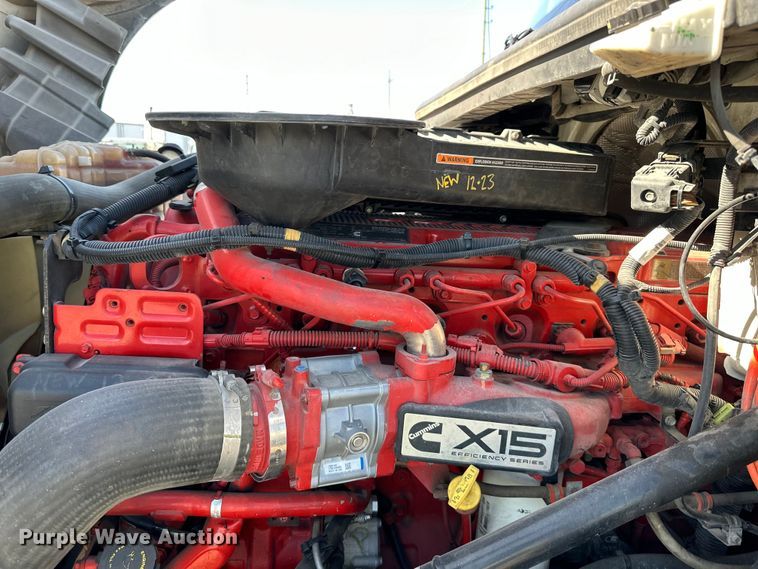 image for item NT9342 2018 International  LT semi truck