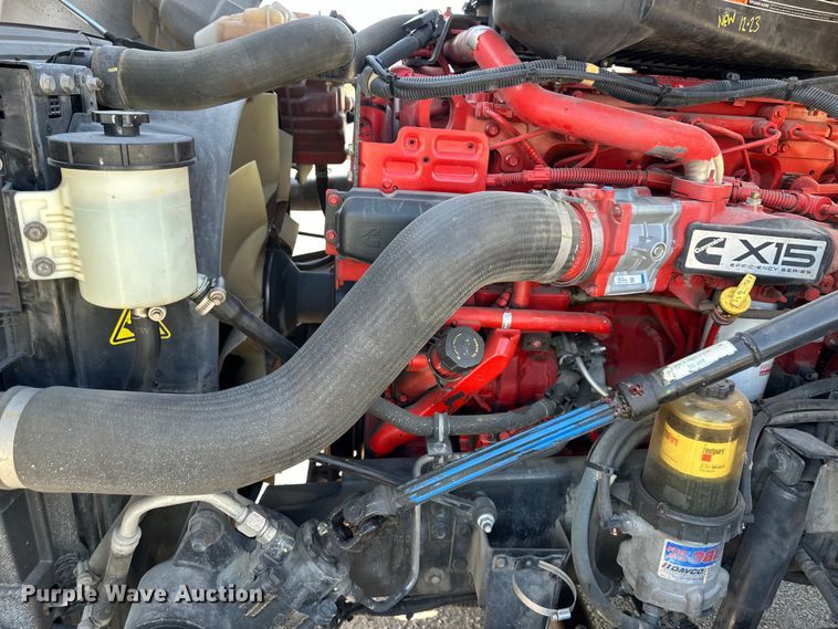 image for item NT9342 2018 International  LT semi truck