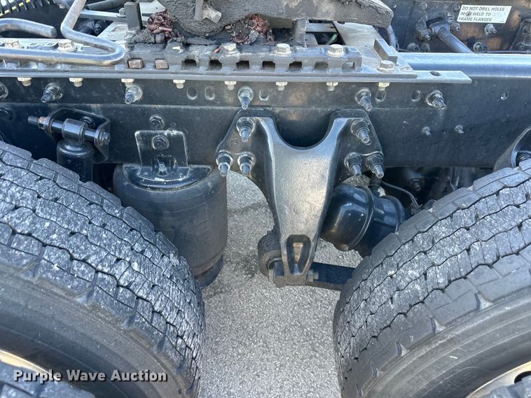 image for item NT9342 2018 International  LT semi truck