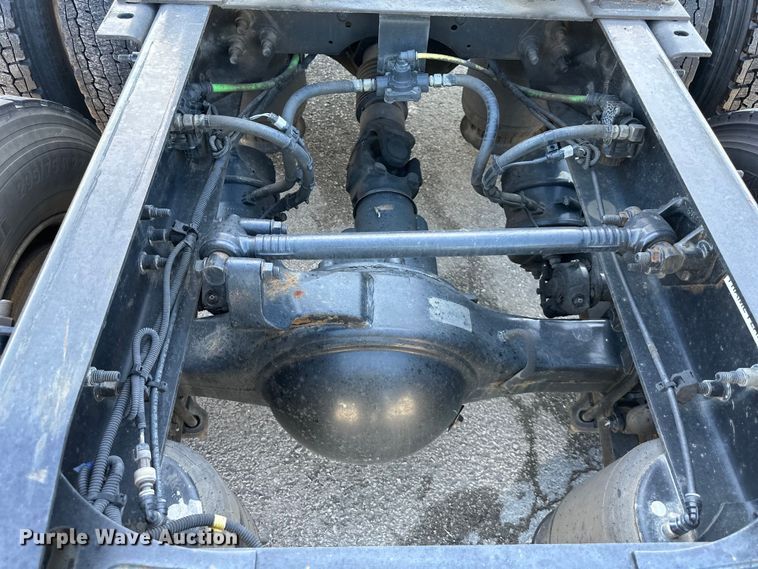 image for item NT9342 2018 International  LT semi truck