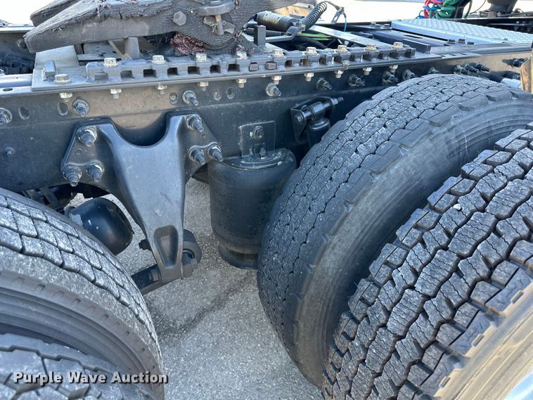 image for item NT9342 2018 International  LT semi truck