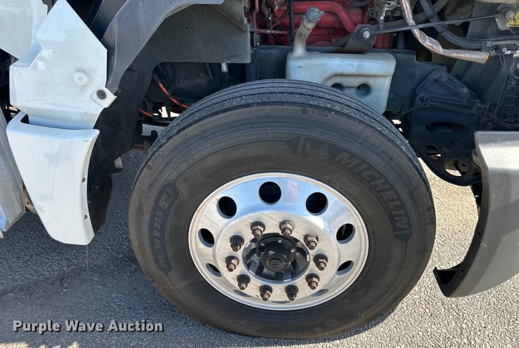 image for item NT9342 2018 International  LT semi truck