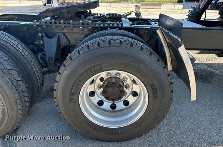 image for item NT9342 2018 International  LT semi truck