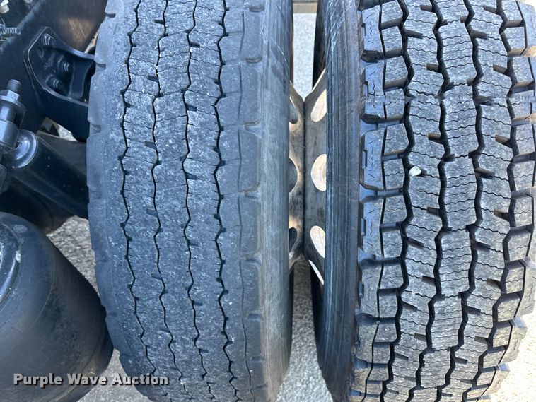 image for item NT9342 2018 International  LT semi truck