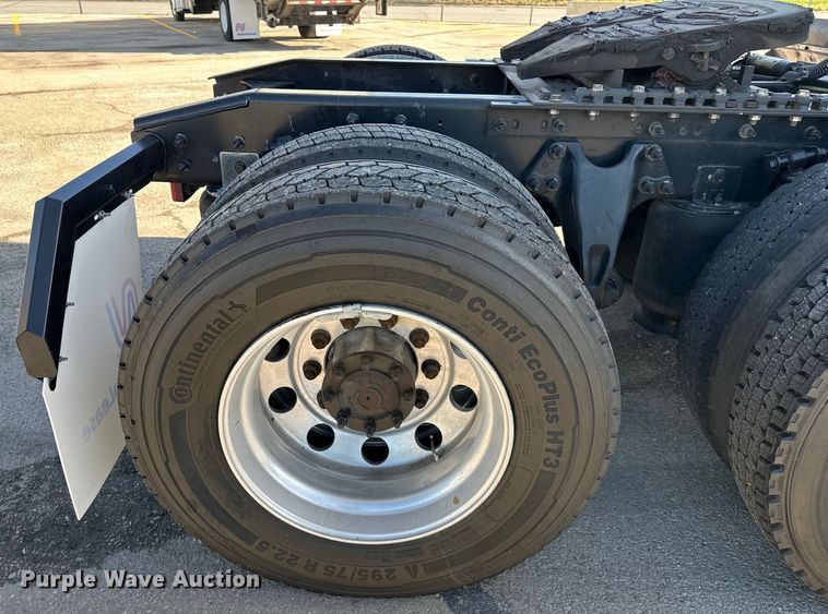 image for item NT9342 2018 International  LT semi truck