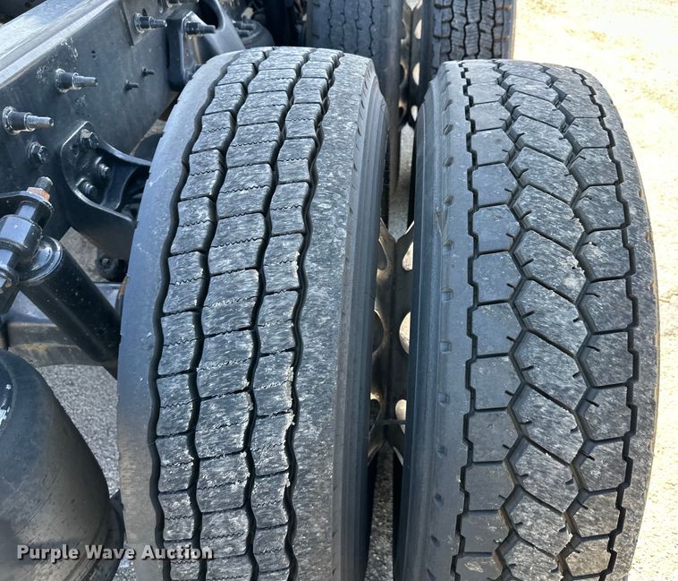 image for item NT9342 2018 International  LT semi truck