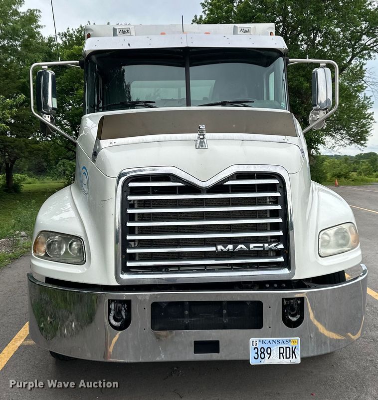 image for item NT9368 2015 Mack Pinnal semi truck