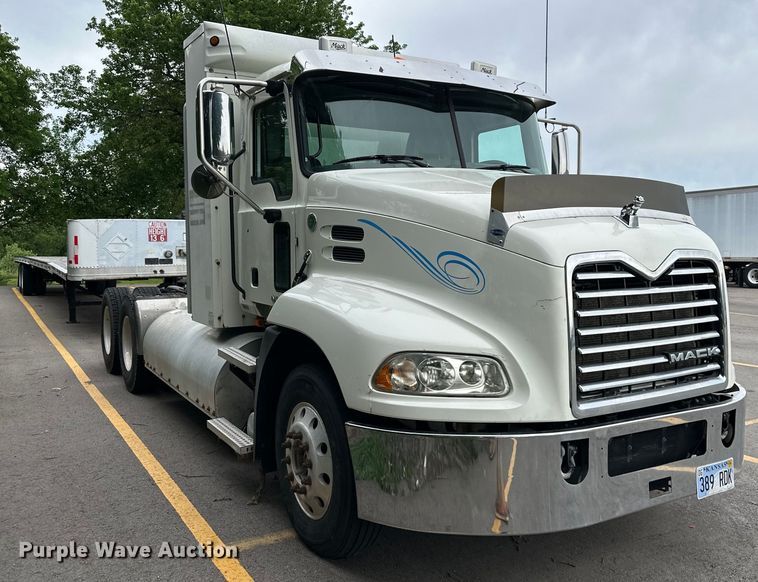 image for item NT9368 2015 Mack Pinnal semi truck