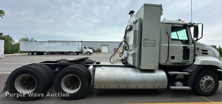 image for item NT9368 2015 Mack Pinnal semi truck