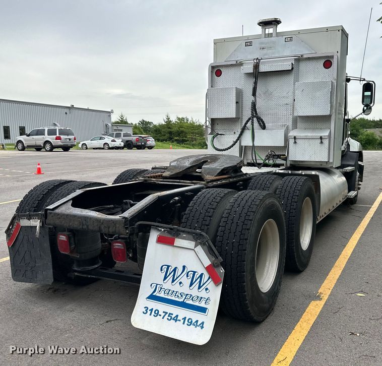 image for item NT9368 2015 Mack Pinnal semi truck