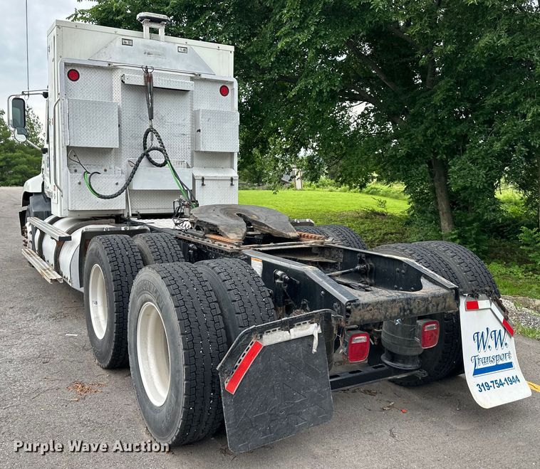 image for item NT9368 2015 Mack Pinnal semi truck